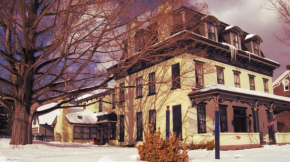 Гостиница Allegheny Street Bed & Breakfast  Холлидейсберг